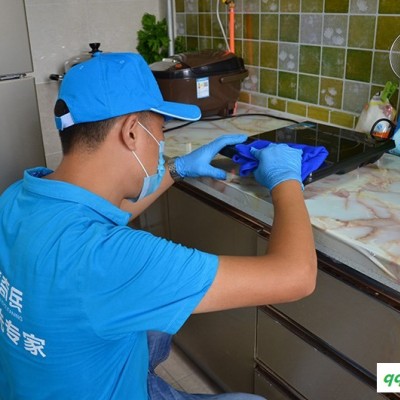 太阳能热水器内部很脏 拆开清洗很麻烦 清奇兵不拆开可以清洗